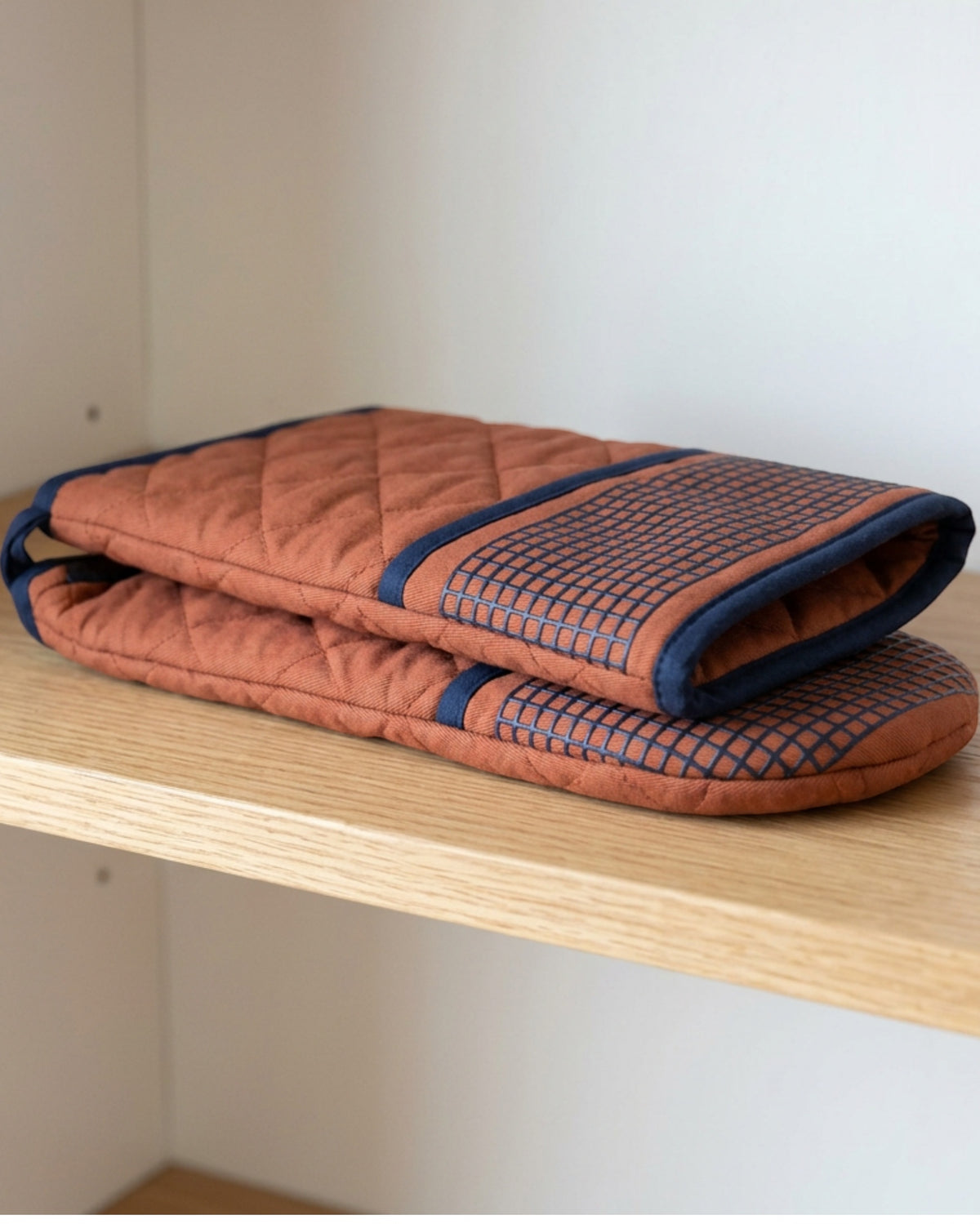 WFKNVWFKNV Double-Ended Casserole Oven Mitt Clay Navy 35 Inch - Lifestyle view